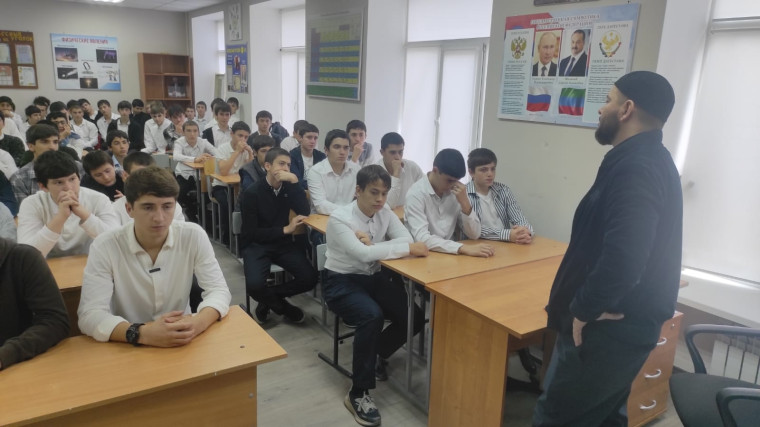 Профилактическая беседа представителей духовенства со школьниками.