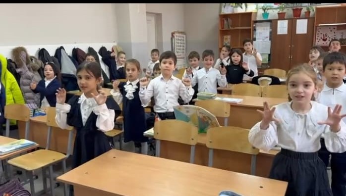 Физкультминутки на уроках (1В класс, классный руководитель – Карабудагова Н.Б.).